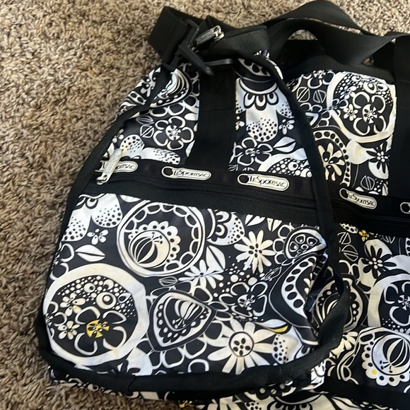 LeSportsac Large Duffle Bag - Needs Small Restitch - Picture 5 of 7